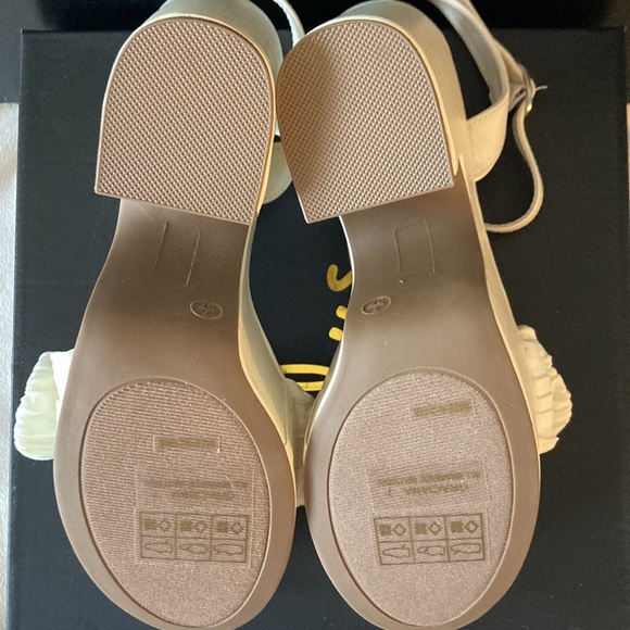 Lylus wedges with fabric bow sandals Size 7/37 NWT - Picture 4 of 4